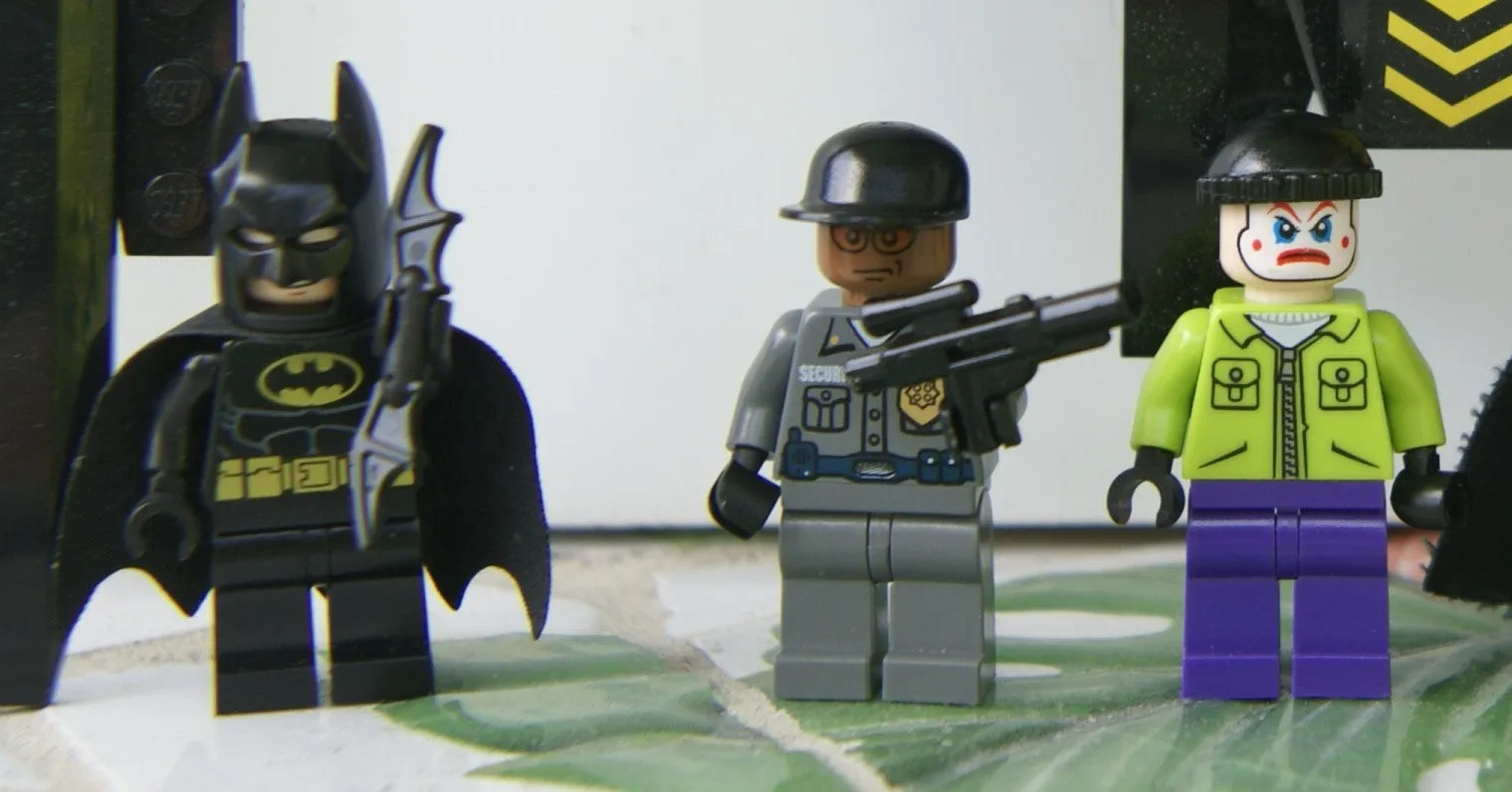 3 LEGO SETS, D.C UNIVERSE SUPER HEROES: BATWING JETPLANE, CATWOMAN JET & AMPHIBIAN POLICE CAR, PLUS 6 HIGHLY COLLECTIBLE NOW RARE RETIRED MINIFIGURES: 2 BATMAN MFGS GREY & BLACK, CATWOMAN, JOKER, HENCHMAN, POLICE GUARD ETC. 287 PCS (KIT 32)